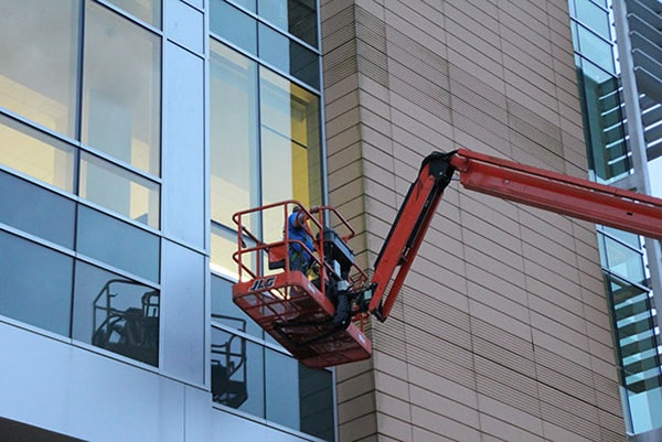 Building facade inspection using aerial lift